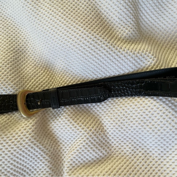 Levi's Black Embossed Belt with Gold Buckle NWOT - Picture 3 of 3